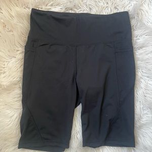 da skin biker shorts with side pockets